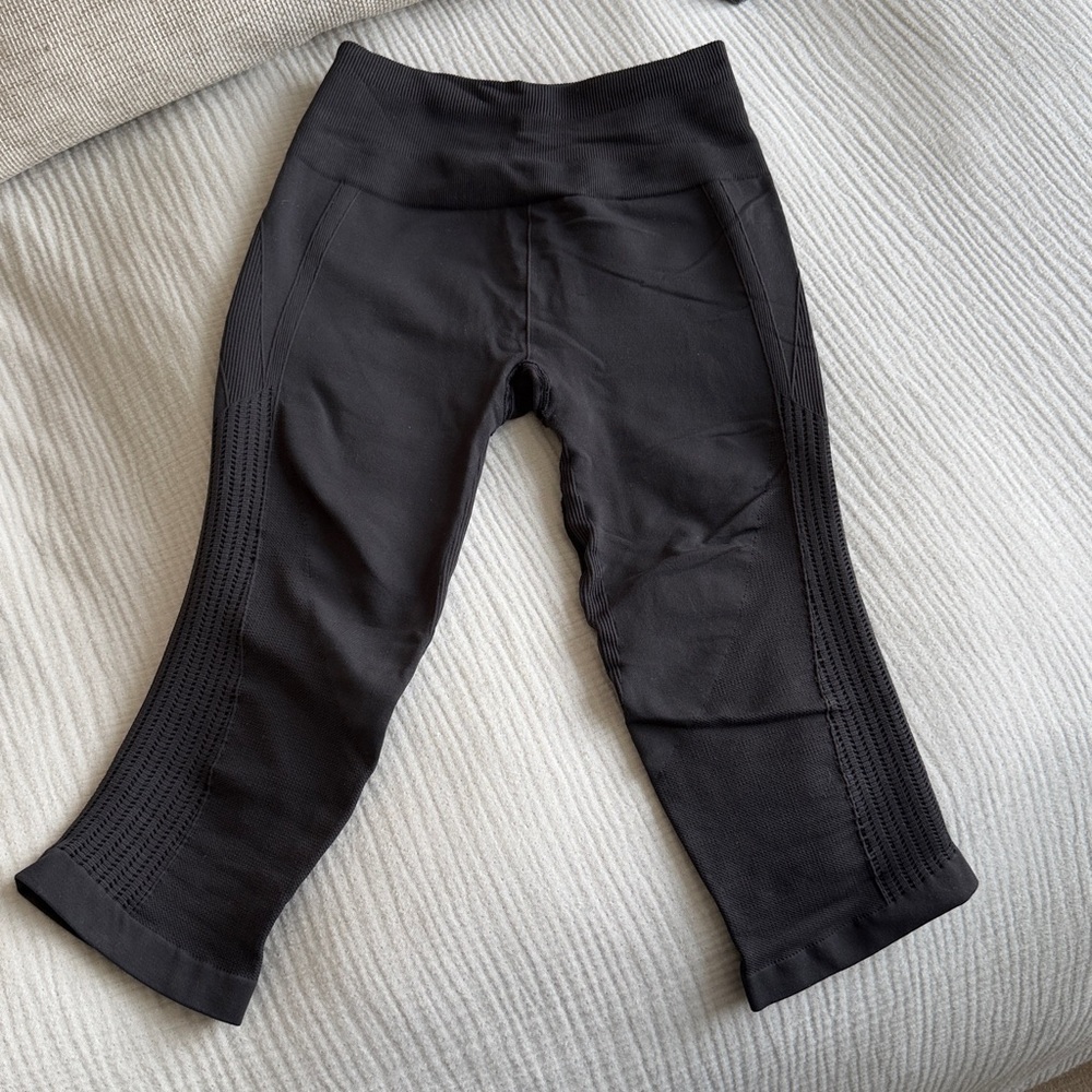 Perfect Condition Lululemon Ebb to Street Crop Leggings